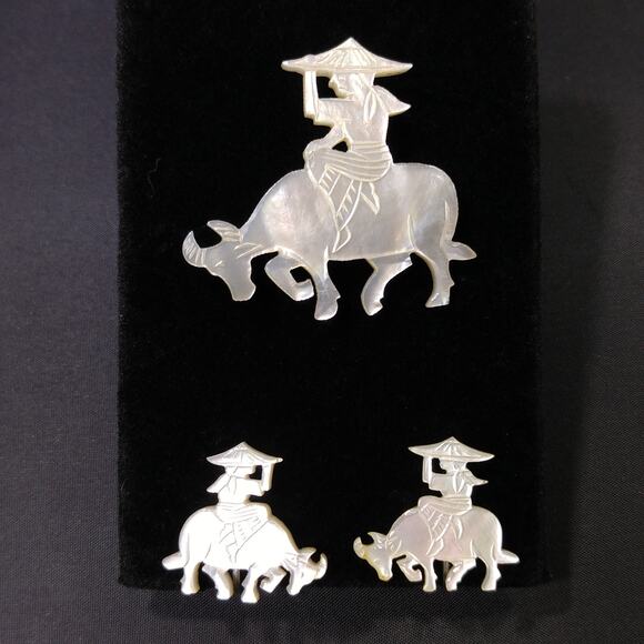 Vintage Carved Mother of Pearl Brooch & Earrings, Asian Design, 1940s - Picture 4 of 10